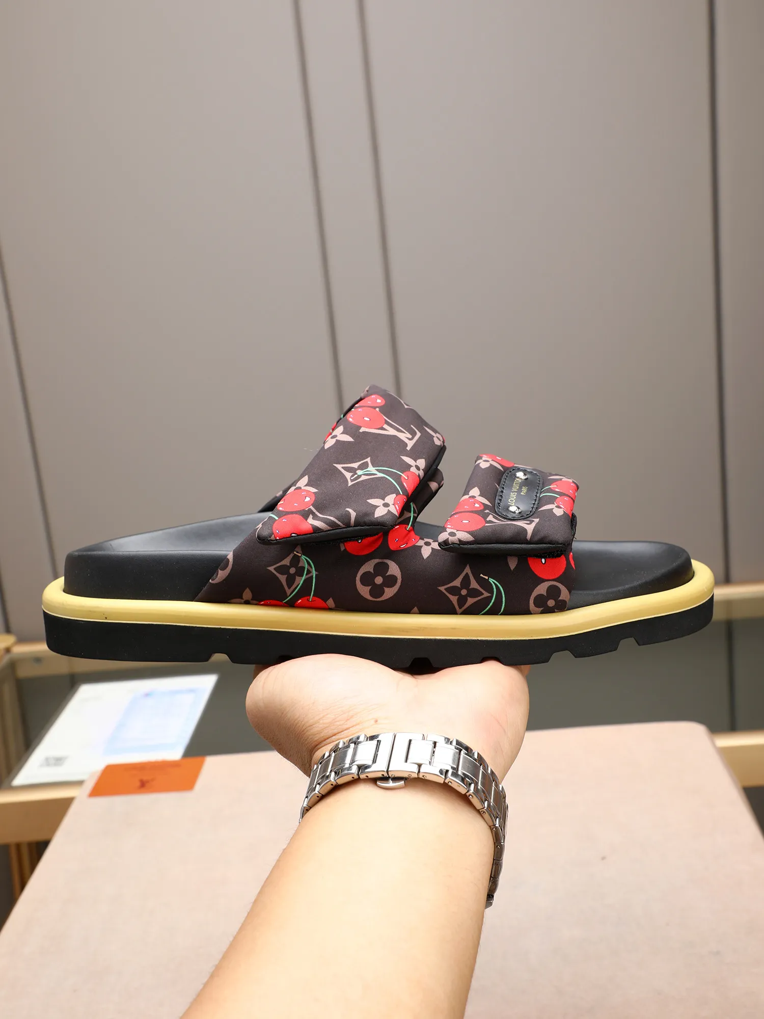 PP360 [LOUIS VUITTON] Louis Vuitton, LV printing, men's and women's slippers are on the market. The drawer box packaging comes with a cloth bag and a card. The upper pattern looks very soft and waxy, and it is a super versatile leg slimming tool. Fabric: imported denim/canvas/old fabric, LV hardware LOGO, official website pattern printing, comfortable to wear, feet: high-elastic PU water table. Sole: foam sole, heel height: about 5cm. Code number: 35-46, 35, 45, 46 are custom-made and non-returnable. Color: multiple colors and styles available.